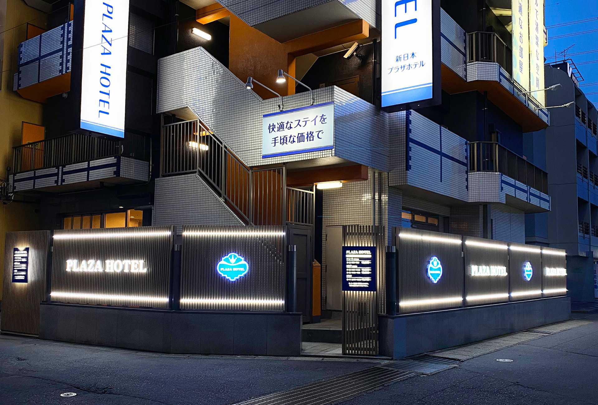 ホテル-おしゃれな看板-外観