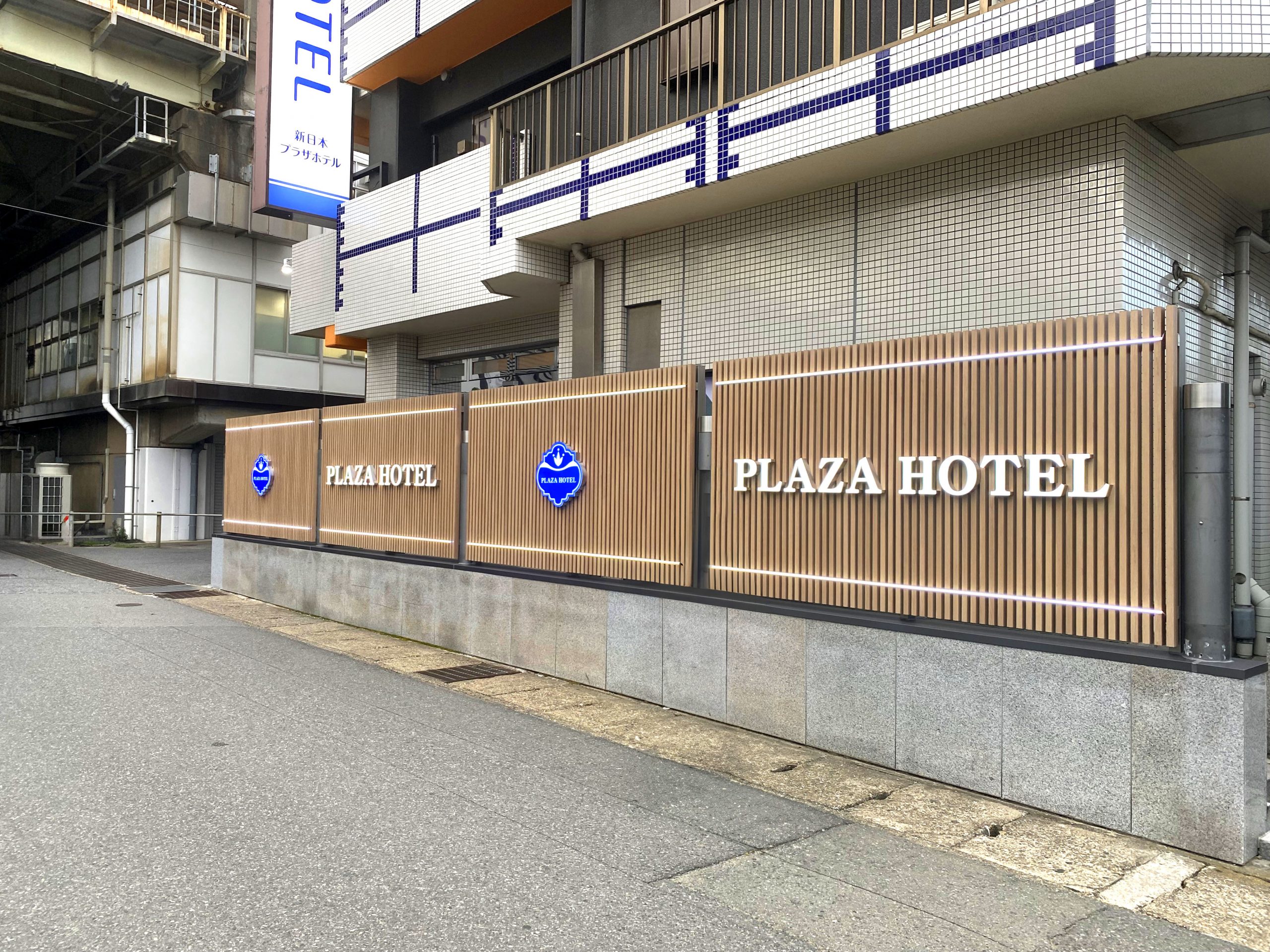 ホテル-おしゃれな看板-ルーバー