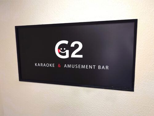 屋内にも店舗ロゴのサインを設置いたしました。