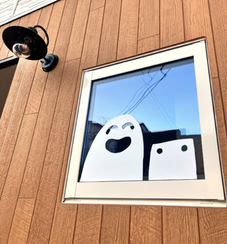 キャラクターが覗いているような遊び心のあるウィンドウサイン
