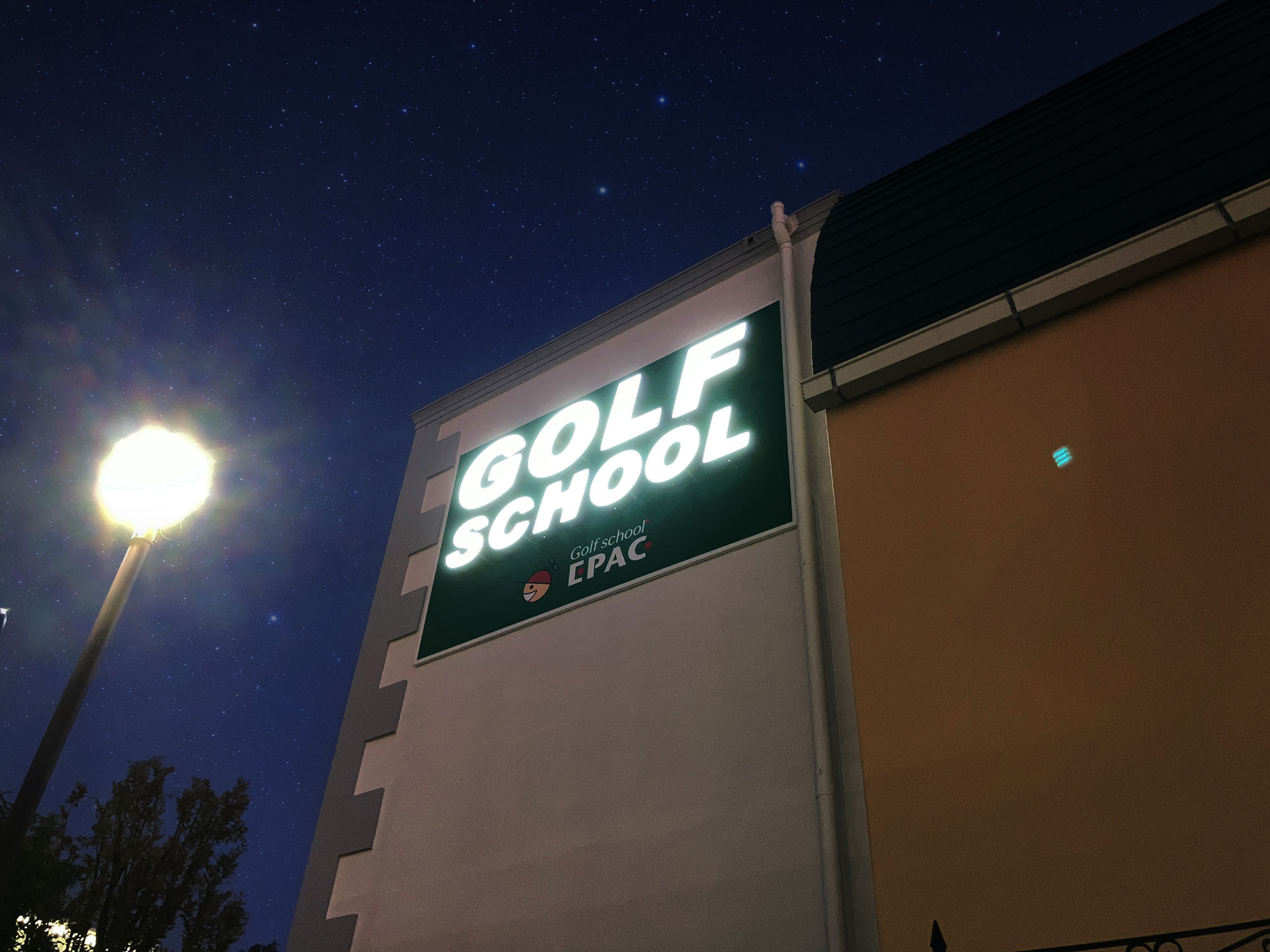 ゴルフスクール-おしゃれな看板-チャンネル文字