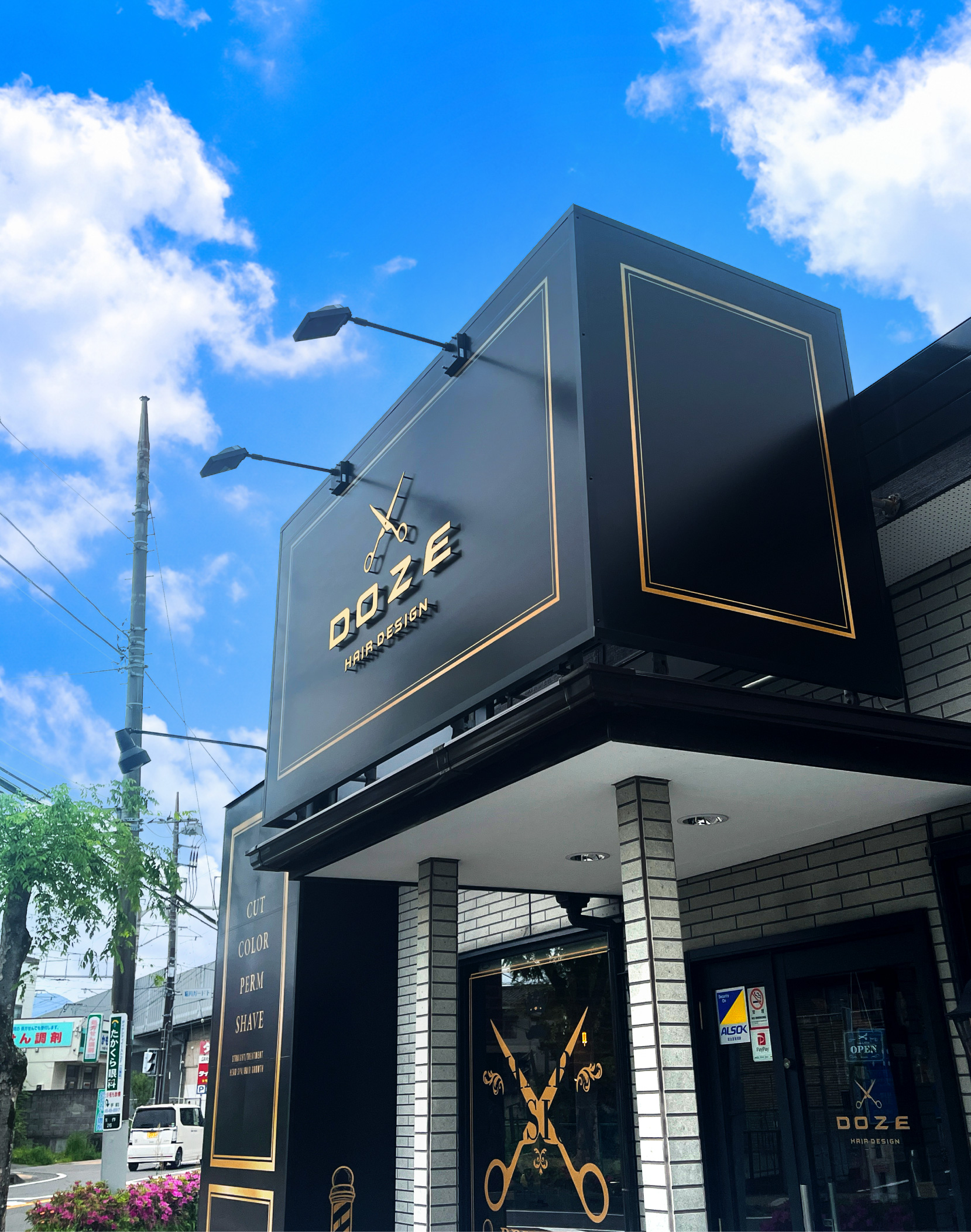 サロン-インパクトのある看板-ファサード