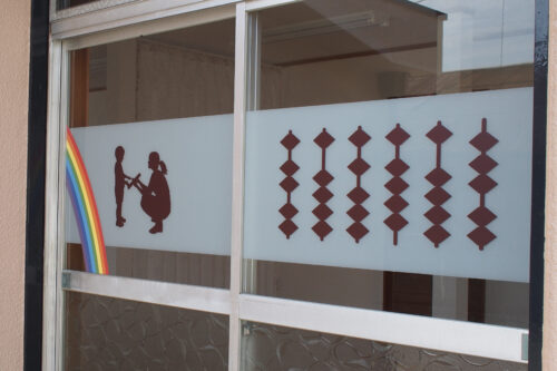 ウィンドウサインで輝く子供たちの学び場。イラストが織り成す魅力的な看板。 | 看板製作・デザインのオーエスアート