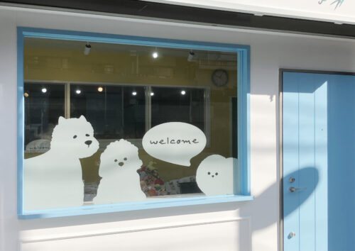 ウィンドウ部分は、ワンちゃんがのぞいているようなデザインに
