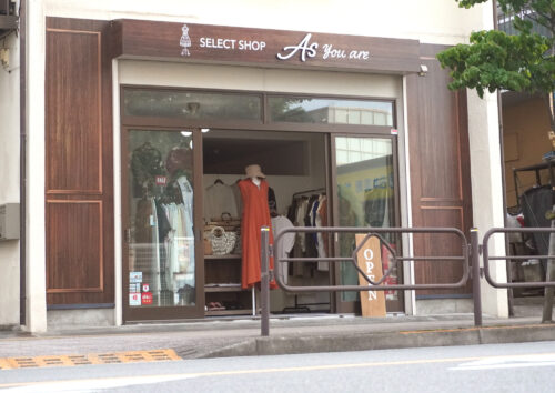 深い色の木目シートを壁一面に使用し落ち着いたイメージを演出